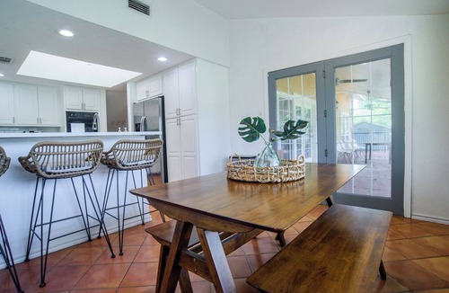 Seguin House | Turtle House-Pool Table-Shuffle Board-5 Bedrooms-Sleeps 12!