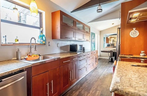Fort Worth House | Turtle Manor by Benbrook Lake