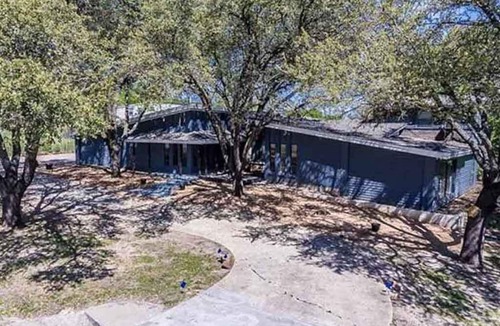Fort Worth House | Turtle Manor by Benbrook Lake