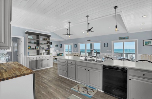 Ocean Ridge House | Turtle’s Trove Oceanfront House in North Topsail Beach - 5 beds, 5.5 baths