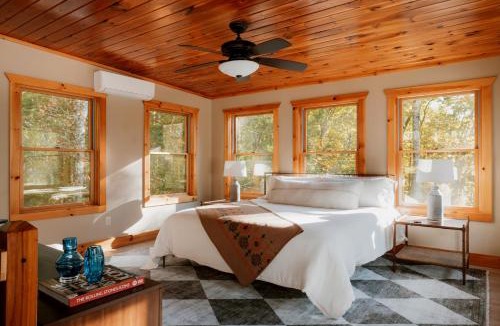 Pond Eddy House | Tuthill Treehouse - Secluded Mountain Cabin with Roof Deck & Fire Pit