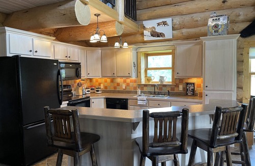Park County Cabin | Tweek's Cabin- luxury cabin with yard, fire pit, and hot tub!nn