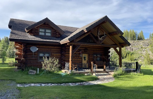Park County Cabin | Tweek's Cabin- luxury cabin with yard, fire pit, and hot tub!nn