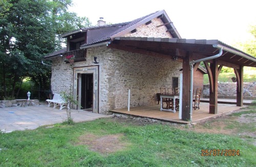 Bersac-sur-Rivalier House | Twelfth-century mill in a green setting.