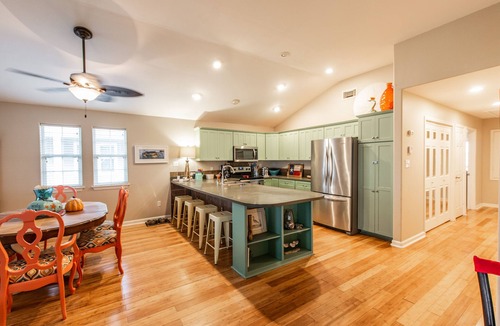 Leeward Sands House | Twelve Palms-Pet Friendly, Golf Cart Zone, Close to Beach, Downtown, City Pool
