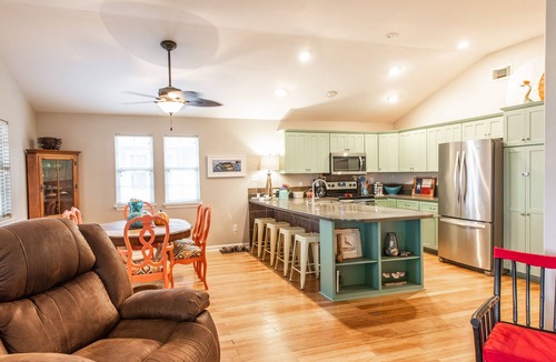 Leeward Sands House | Twelve Palms-Pet Friendly, Golf Cart Zone, Close to Beach, Downtown, City Pool