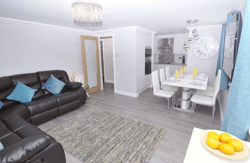 Lee-on-the-Solent Apartment | Twenty Three B - apartment sleeping 6 guests over 3 bedrooms