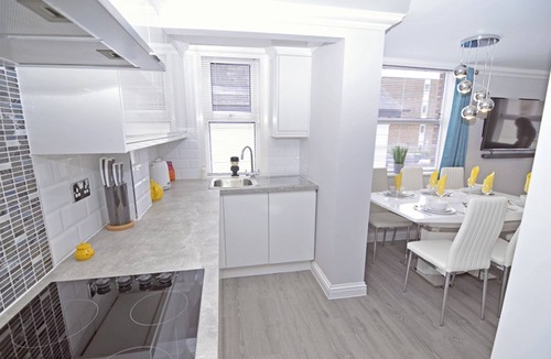 Lee-on-the-Solent Apartment | Twenty Three B - apartment sleeping 6 guests over 3 bedrooms