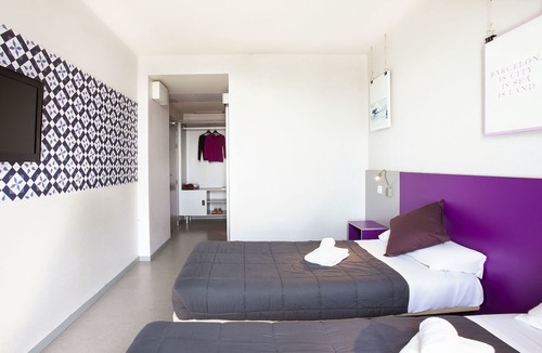 El Parc i la Llacuna del Poblenou Hostel | Twentytu Hostel Barcelona