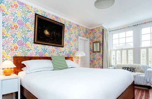 St. Margarets and North Twickenham House | Twickenham Comfort, by Veeve