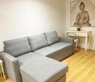 St. Margarets and North Twickenham Apartment | Twickenham studio private apartment