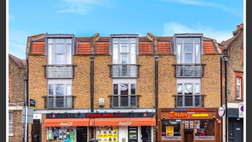 St. Margarets and North Twickenham Apartment | Twickenham studio private apartment