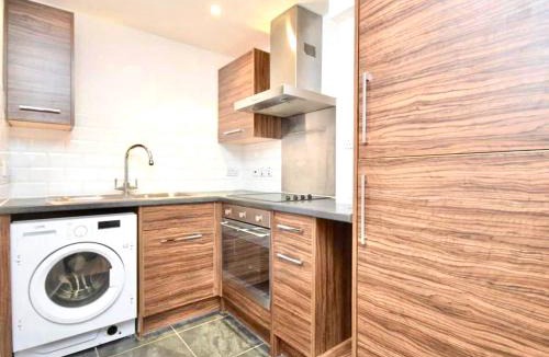 St. Margarets and North Twickenham Apartment | Twickenham studio private apartment
