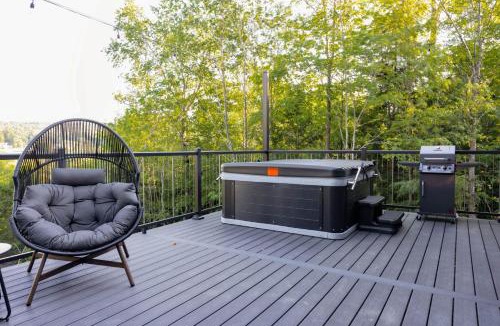 Shippenville House | Twilight Haven - Hot Tub