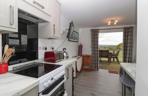 Llanvair Kilgeddin Cottage | TWILIGHT, with a garden in Raglan