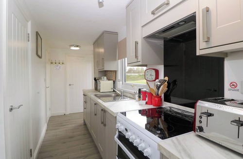 Llanvair Kilgeddin Cottage | TWILIGHT, with a garden in Raglan