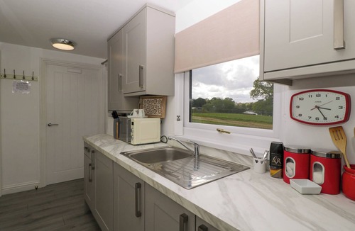 Llanvair Kilgeddin Cottage | TWILIGHT, with a garden in Raglan