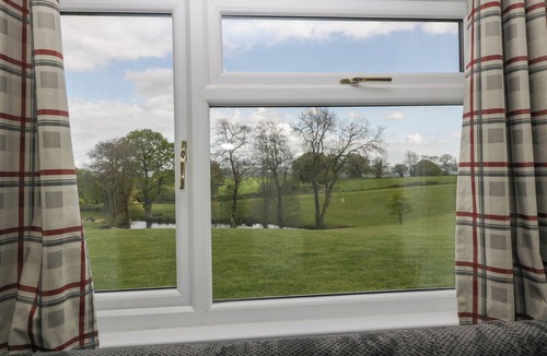 Llanvair Kilgeddin Cottage | TWILIGHT, with a garden in Raglan