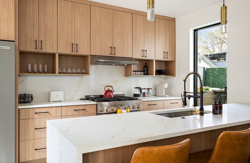 East Cesar Chavez House | Twin Homes Oasis - Hot Tub near Downtown Austin