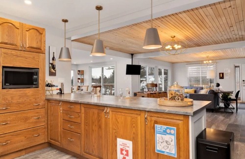 Val-des-Monts Cottage | Twin Lake Retreat - Hot Tub & Private Beach