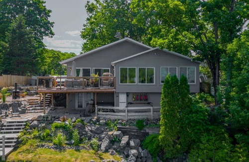 Val-des-Monts Cottage | Twin Lake Retreat - Hot Tub & Private Beach