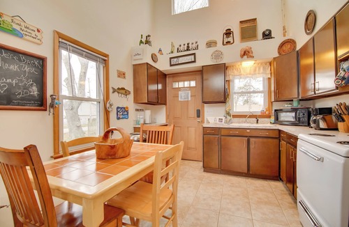 Twin Lakes House | Twin Lakes Home - Walk to Lake Elizabeth!