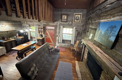 Hardin County Cabin | Twin Oaks Antique Cabin by Garden of the Gods in the Shawnee National Forest