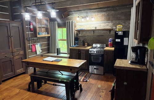 Hardin County Cabin | Twin Oaks Antique Cabin by Garden of the Gods in the Shawnee National Forest