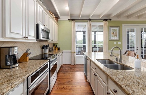 San Marcos House | Twin Oaks Estate - Ultimate Retreat for Large Groups w/Heated Pool & Pickleball