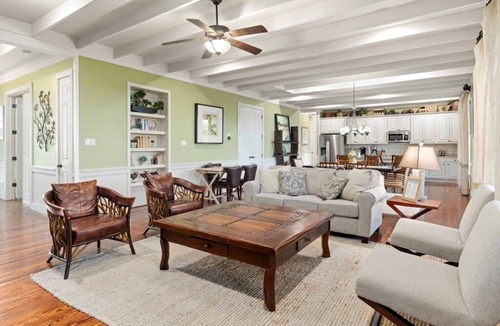 San Marcos House | Twin Oaks Estate - Ultimate Retreat for Large Groups w/Heated Pool & Pickleball