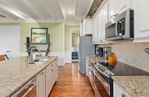 San Marcos House | Twin Oaks Estate - Ultimate Retreat for Large Groups w/Heated Pool & Pickleball