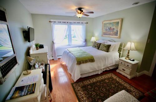 Mindemoya Bed & Breakfast | Twin Peaks B&B