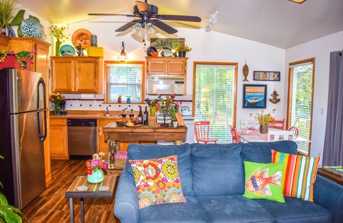 Eagle Rock House | Twin Pines Shanty, Dog Friendly. Sleeps 6. Lakeview. Free Wifi