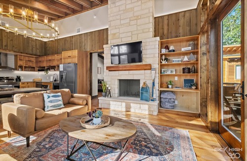 Afton Cabin | Twin Retreat Cabin #2, Hot Tub, Near Battlefield Golf Course & Shangri La Resort