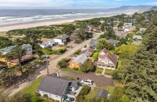 Rockaway Beach House | Twin Rocks Hideaway