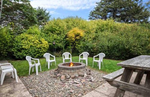 Rockaway Beach House | Twin Rocks Hideaway
