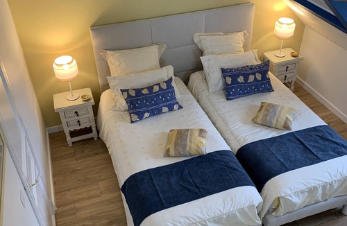 La Turballe House | Twin room-Ensuite with Shower-Chambre Jaune