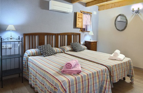 Ejulve House | Twin room-Private Bathroom-Mountain view-Azul