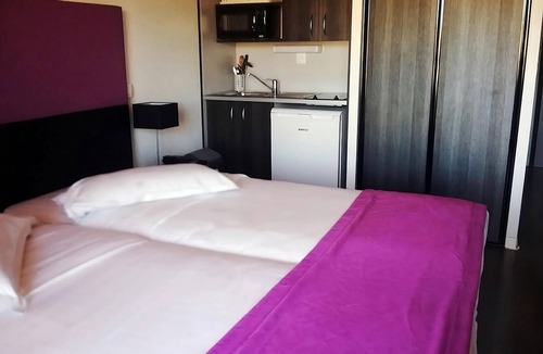La Baule-Escoublac Hotel | Twin Studio w/Terrace Near La Baule Beach & Seaside Promenade