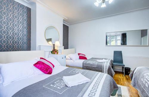 Dudden Hill Hotel | Twin Towers Hotel