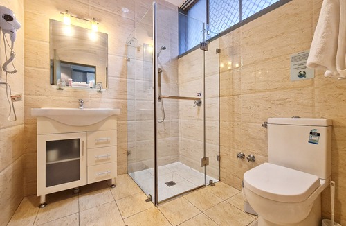 Greenwich Hotel | Twin Towers Inn