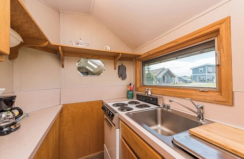 Sequim Cottage | Twin View Cottage - King, Futon, jetted tub