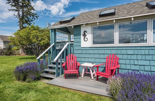 Sequim Cottage | Twin View Cottage - King, Futon, jetted tub