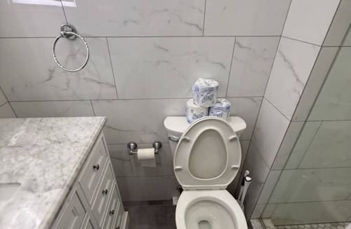 Harsimus Cove House | TwinCity 2 BR/1 BA Apt - Rainfall Shower!