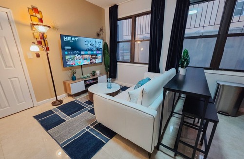 Chinatown Apartment | Twinset/2 King Beds/Elevator/2 Ensuite/W/D