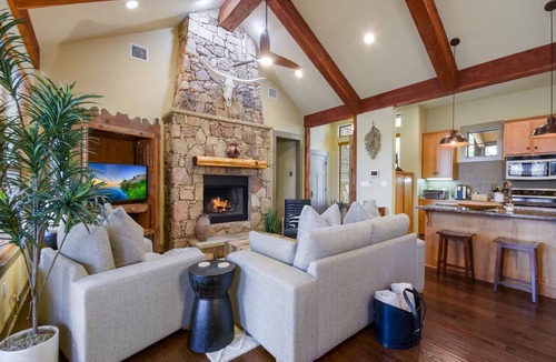 Leander Cabin | Twisted Oaks - Lake Haus (Hollows Resort)