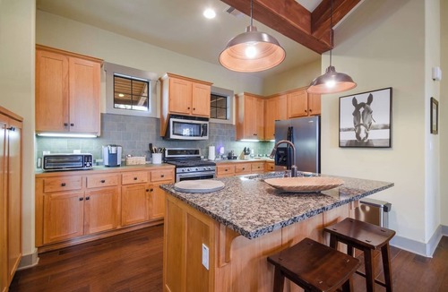 Leander Cabin | Twisted Oaks - Lake Haus (Hollows Resort)