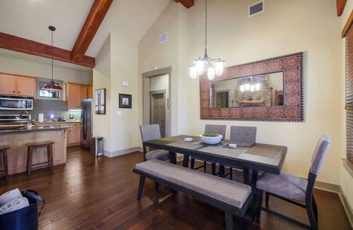 Leander Cabin | Twisted Oaks - Lake Haus (Hollows Resort)