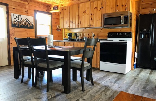 Butler Cabin | Twisted Vines – Tiny Home Getaway Near Watauga Lake, Summer Adventure Awaits