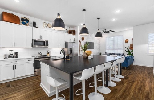 Cleveland Park Apartment | TWO Adjacent Homes - Sleeps 24 - Only 3 miles to Broadway